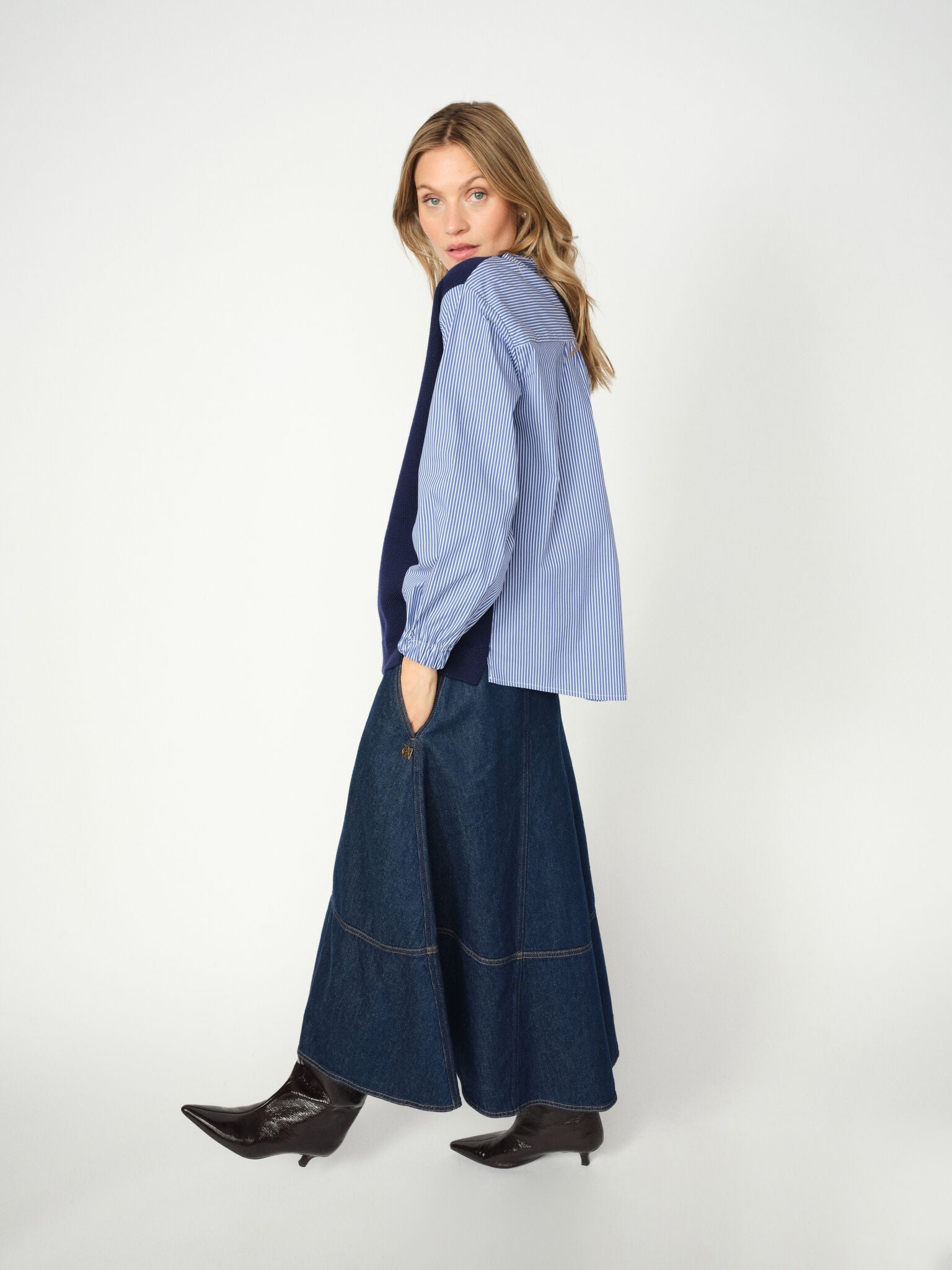 Modelshot / Dark Blue Denim / Detail